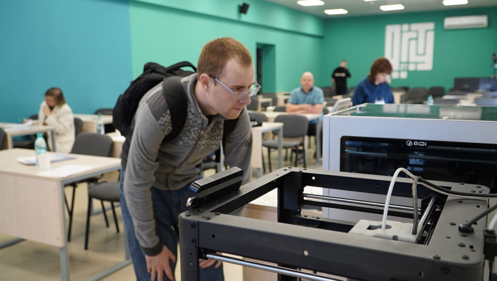 Фоторепортаж с форума 3D ПРОМТЕХ — 2026: как в Барнауле прошёл день аддитивных технологий, инженерии и производства